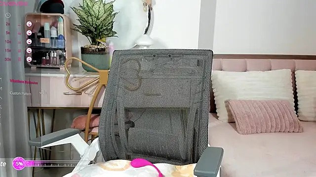 Snapshot of _Joliie_ chatting on 03.03.25 Joliie online show from 03.03.25