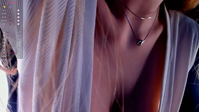 Snapshot of SoniaScott chatting on 03.07.25 SoniaScott online show from 03.07.25