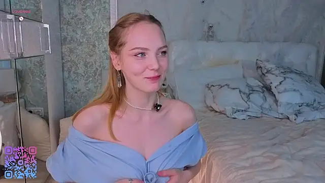 Snapshot of SoniaScott chatting on 11.12.25 SoniaScott online show from 11.12.25