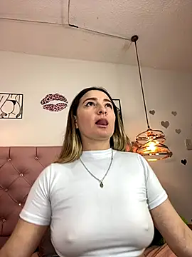 Snapshot of antonella87 chatting on 10.10.25 antonella87 online show from 10.10.25