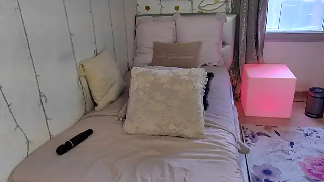 Snapshot of AlicianeFrancaise chatting on 04.13.26 AlicianeFrancaise online show from 04.13.26