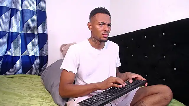 Snapshot of TysonWalkers chatting on 01.08.25 TysonWalkers online show from 01.08.25