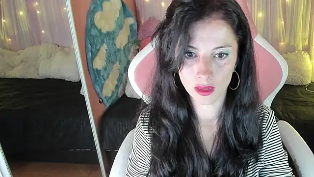 Snapshot of Aliiz_01 chatting on 12.04.24 Aliiz 01 online show from 12.04.24