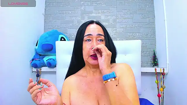 Snapshot of HorniestMilf chatting on 10.27.25 HorniestMilf online show from 10.27.25