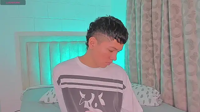 Snapshot of JulianRose_1 chatting on 01.21.25 JulianRose 1 online show from 01.21.25