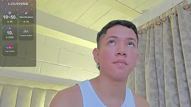 Snapshot of JulianRose_1 chatting on 02.04.25 JulianRose 1 online show from 02.04.25