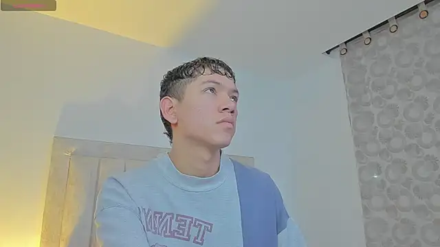 Snapshot of JulianRose_1 chatting on 03.08.25 JulianRose 1 online show from 03.08.25