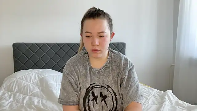 Embersweetbunny online show from 03.17.25