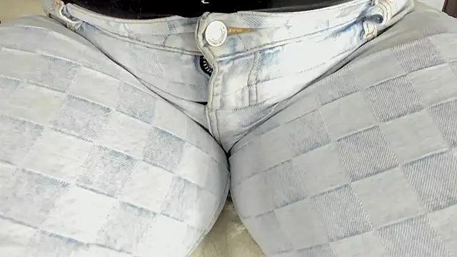 Snapshot of bigmom69_ chatting on 10.17.25 bigmom69 online show from 10.17.25