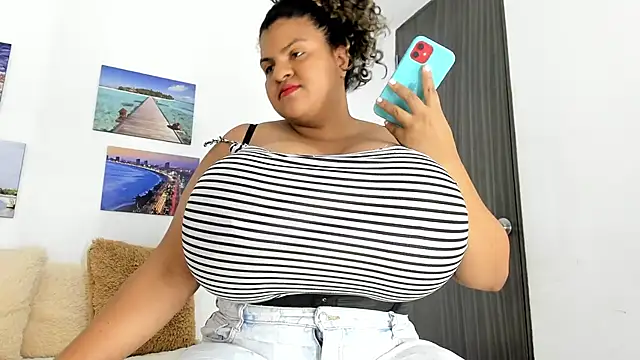 Snapshot of bigmom69_ chatting on 11.18.25 bigmom69 online show from 11.18.25