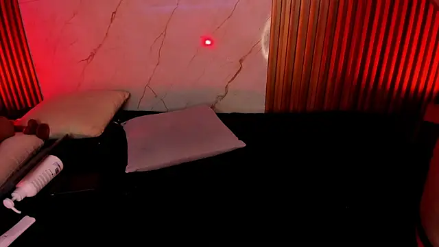 Snapshot of Emiilycollins chatting on 01.12.25 Emiilycollins online show from 01.12.25