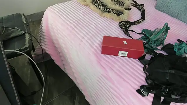 LIZ HOLMES online show from 09.16.25