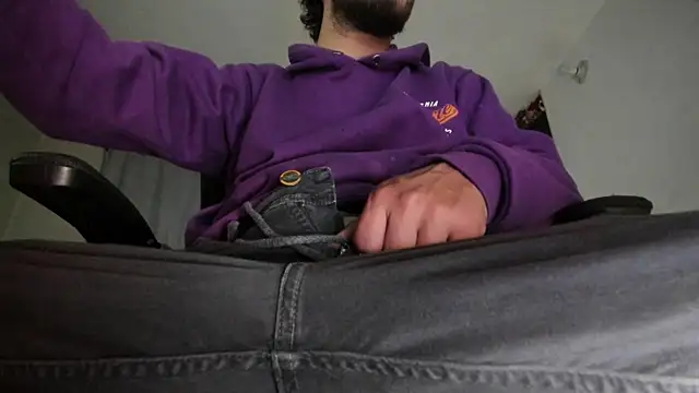 Snapshot of s_sven03 chatting on 09.29.25 s sven03 online show from 09.29.25