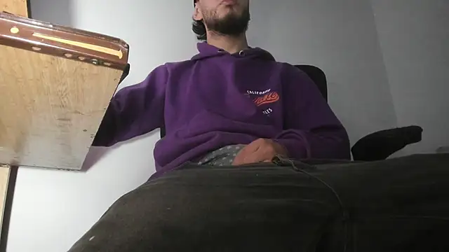 Snapshot of s_sven03 chatting on 10.18.25 s sven03 online show from 10.18.25