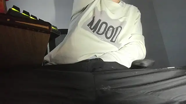 Snapshot of s_sven03 chatting on 10.27.25 s sven03 online show from 10.27.25