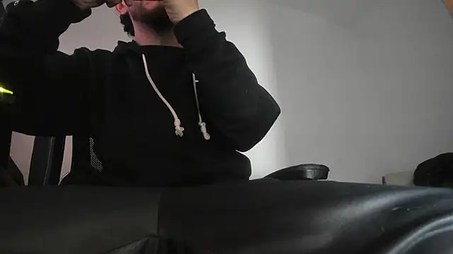 Snapshot of s_sven03 chatting on 11.13.25 s sven03 online show from 11.13.25