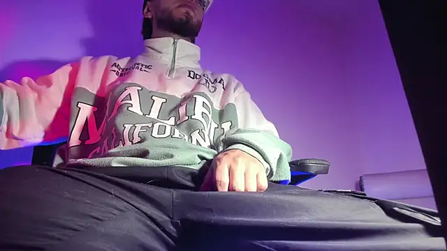 Snapshot of s_sven03 chatting on 11.22.25 s sven03 online show from 11.22.25