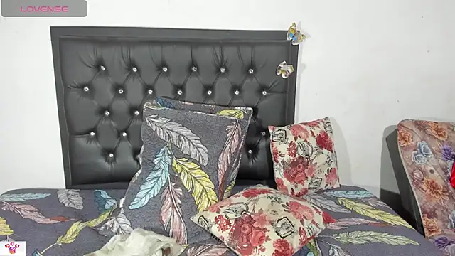 Snapshot of Darlyquenn11 chatting on 12.21.24 Darlyquenn11 online show from 12.21.24