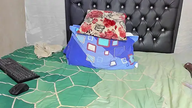 Snapshot of Darlyquenn11 chatting on 02.08.25 Darlyquenn11 online show from 02.08.25