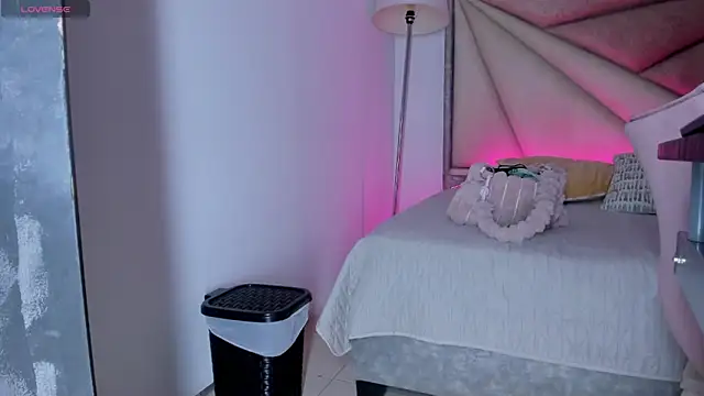 Snapshot of FaloonRoussel chatting on 09.24.25 FaloonRoussel online show from 09.24.25