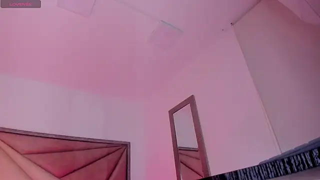 Snapshot of FaloonRoussel chatting on 09.26.25 FaloonRoussel online show from 09.26.25