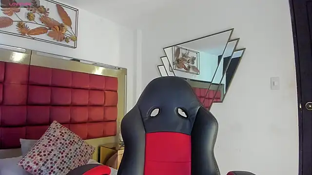 Snapshot of FaloonRoussel chatting on 11.15.25 FaloonRoussel online show from 11.15.25