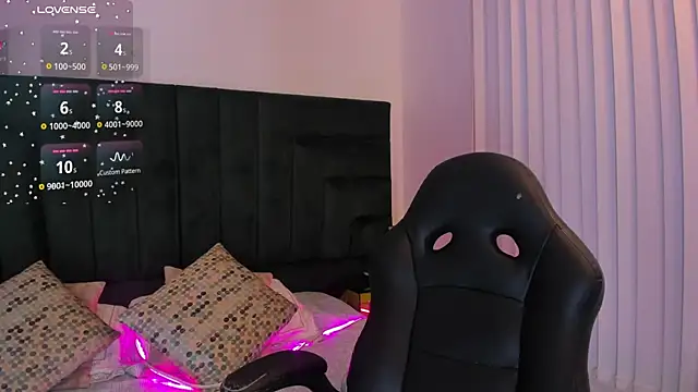 Snapshot of FaloonRoussel chatting on 11.25.25 FaloonRoussel online show from 11.25.25