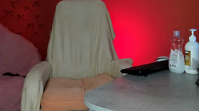 Snapshot of ElektraSunshine chatting on 10.27.25 ElektraSunshine online show from 10.27.25