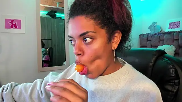 ladyrd1 online show from 12.19.24