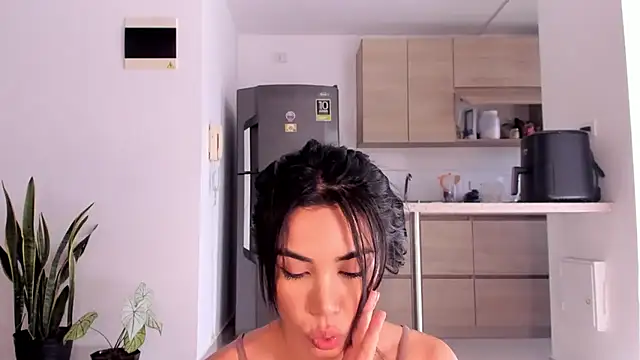 AnaHenao online show from 12.14.25