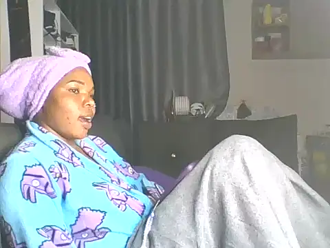 Snapshot of sweet_bigclit chatting on 11.10.25 sweet bigclit online show from 11.10.25