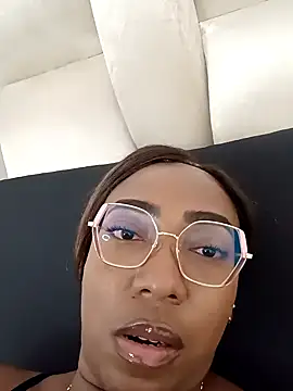 Snapshot of dirtyvictoria chatting on 10.12.25 dirtyvictoria online show from 10.12.25