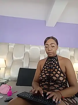 Snapshot of dirtyvictoria chatting on 10.29.25 dirtyvictoria online show from 10.29.25