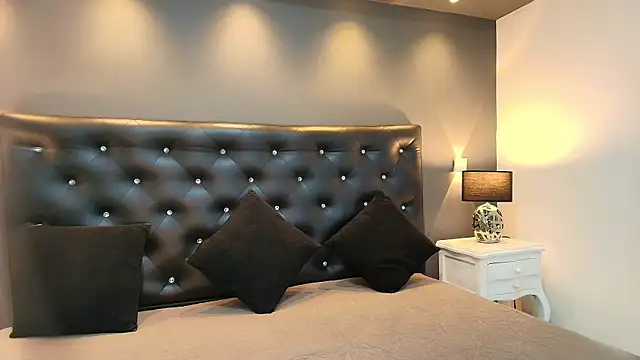 Snapshot of dirtyvictoria chatting on 12.21.25 dirtyvictoria online show from 12.21.25