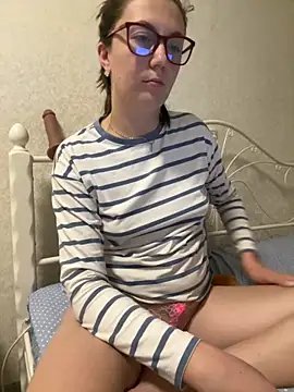 Snapshot of BeatriceTender chatting on 10.17.25 BeatriceTender online show from 10.17.25