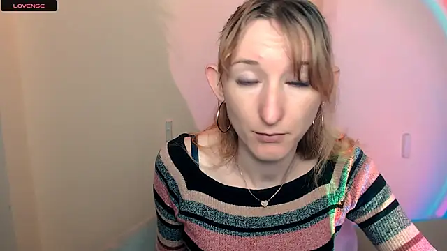 Snapshot of AmandaSell chatting on 09.25.25 AmandaSell online show from 09.25.25