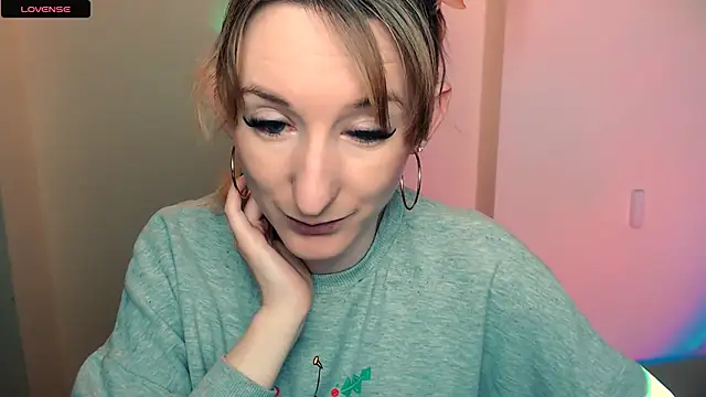 Snapshot of AmandaSell chatting on 10.18.25 AmandaSell online show from 10.18.25