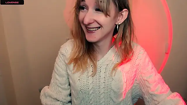 Snapshot of AmandaSell chatting on 11.18.25 AmandaSell online show from 11.18.25