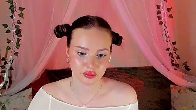 Snapshot of MishkaMe chatting on 12.25.24 MishkaMe online show from 12.25.24