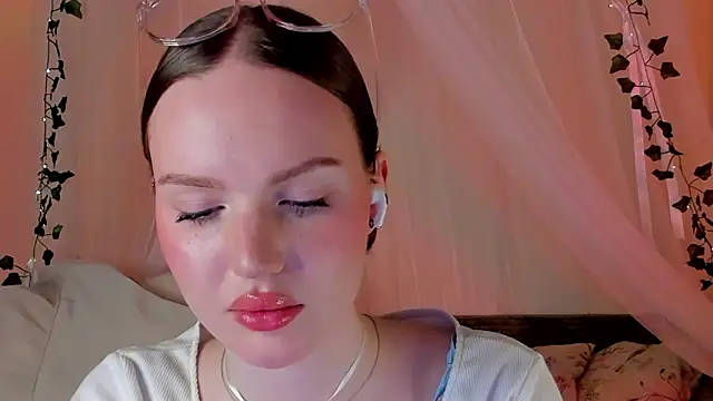 Snapshot of MishkaMe chatting on 02.08.25 MishkaMe online show from 02.08.25