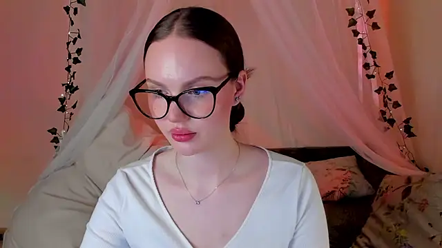 Snapshot of MishkaMe chatting on 02.11.25 MishkaMe online show from 02.11.25