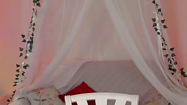 Snapshot of MishkaMe chatting on 03.10.25 MishkaMe online show from 03.10.25