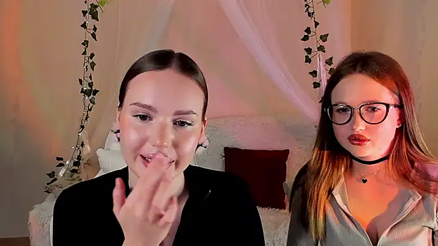 Snapshot of MishkaMe chatting on 11.13.25 MishkaMe online show from 11.13.25