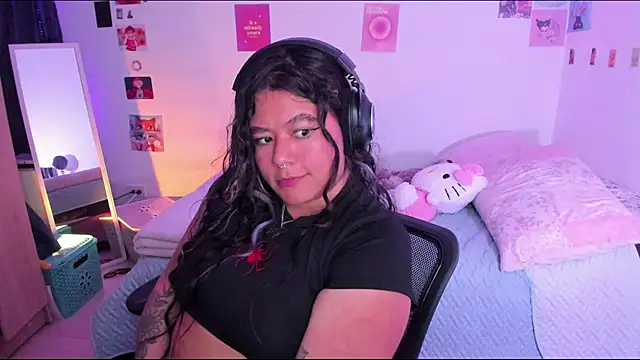 Snapshot of StephaniFox chatting on 02.04.25 StephaniFox online show from 02.04.25