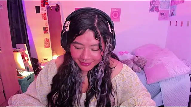 Snapshot of StephaniFox chatting on 02.05.25 StephaniFox online show from 02.05.25