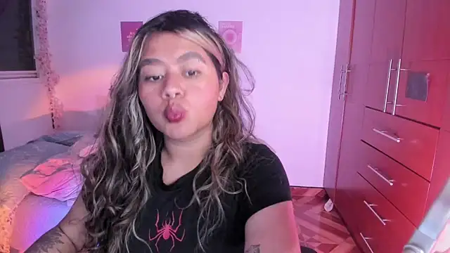 Snapshot of StephaniFox chatting on 10.04.25 StephaniFox online show from 10.04.25