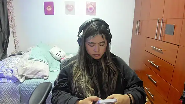 Snapshot of StephaniFox chatting on 10.20.25 StephaniFox online show from 10.20.25