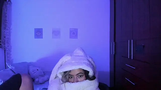 Snapshot of StephaniFox chatting on 10.29.25 StephaniFox online show from 10.29.25