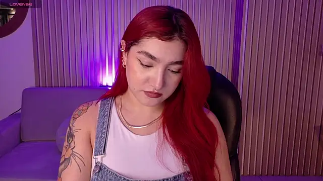 Snapshot of ViolettCastel chatting on 11.05.25 ViolettCastel online show from 11.05.25