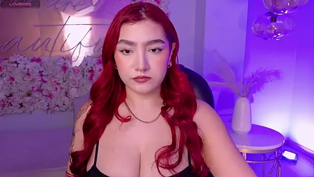 Snapshot of ViolettCastel chatting on 11.21.25 ViolettCastel online show from 11.21.25